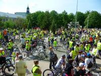 Od godz. 9 na placu katedralnym przybywało rowerzystów