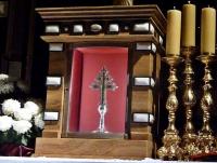 Relikwie Krzyża Świętego w specjalnym, pancernym,  kuloodpornym tabernakulum