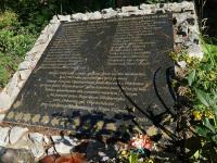  ORŁOWINY- pomnik upamiętniający zagładę wsi w przez wojska niemieckie,  w sierpniu 1944 r,