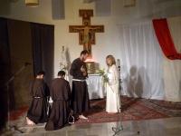 Św. Klara postanawia wejść na nową drogę duchową- podobnie jak Franciszek poświęcić soje życie BOGU