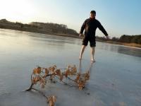 Dotarlismy nad zalew w Cedzynie- ścięty lodem- kol. Krzysio Krogulec właśnie się hartuje;-))