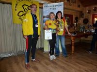 Renia odbiera nagrodę dla klubu "Kigari", za najdłuższą podróż do Włocławka