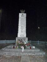 Pomnik ku czci pomordowanych w Bielinach, wybudowany zaraz po wojnie, znajdujący się u podnóża wzgórza kościelnego. 
