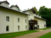Dawny hotel "Pod Łokietkiem" przed II Wojną Światową sanatorium; kwatera powstańcza w 1863 r.; dziś jest muzeum O. P. N.
