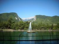 Widok na masyw Olimpu zza fontanny w miejscowości Litochoro