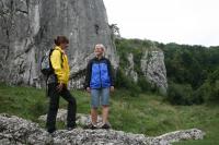 Strome ścianki Dolinek Jurajskich oblegane są przez ludzi uprawiających wspinaczkę skałkową. Co widać w tle 